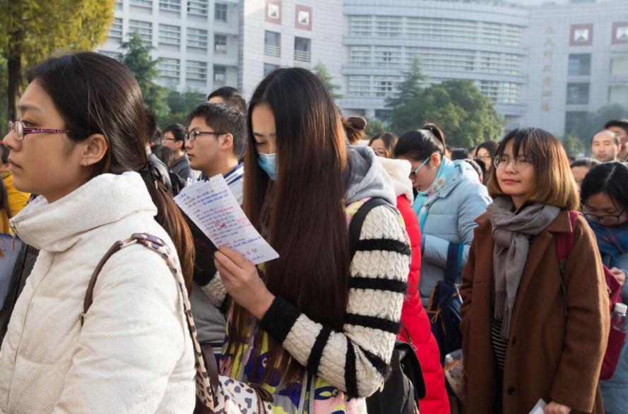 放宽公务员的报考条件，探索与机遇